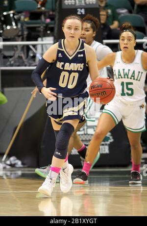 22. Februar 2020 - UC Davis Aggies Guard Mackenzie Trpcic (00) bringt den Ball während eines Spiels zwischen der UC Davis Aggies und den Hawaii Rainbow Wahine im Stan Sheriff Center in Honolulu, HI - Michael Sullivan/CSM auf den Platz Stockfoto