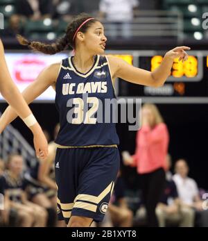 22. Februar 2020 - UC Davis Aggies Forward Cierra Hall (32) während eines Spiels zwischen der UC Davis Aggies und den Hawaii Rainbow Wahine im Stan Sheriff Center in Honolulu, HI - Michael Sullivan/CSM Stockfoto