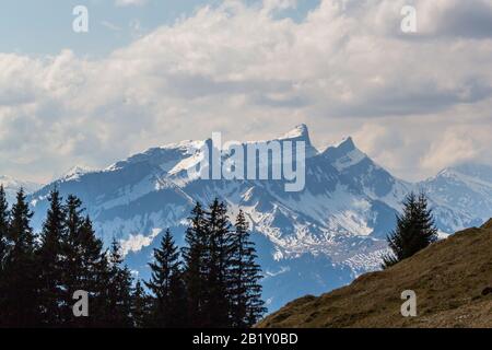 Schneebedeckter Schrattenfluh mit Hengst-Bergen in Schweizer alpen, bewölkter Himmel Stockfoto