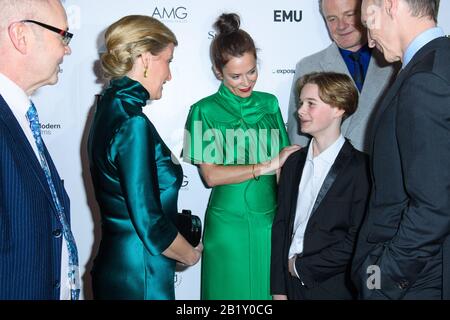 Die Gräfin von Wessex trifft auf Hugo Stone und Anna Friel bei der Schwefel- und Weißweltpremiere, die auf der Curzon-Mayfair in London abgehalten wird. Stockfoto