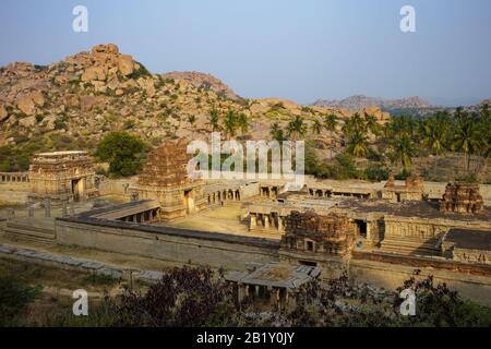 Blick auf den Achyutaraya-Tempelkomplex vom Hügel Matanga. Wunderschöner Blick auf die beeindruckenden Ruinen von Hampi. Karnataka, Indien Stockfoto