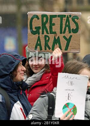 Umweltaktivisten versammeln sich vor dem "Bristol Youth Strike 4 Climate Protest" am College Green in Bristol. Stockfoto