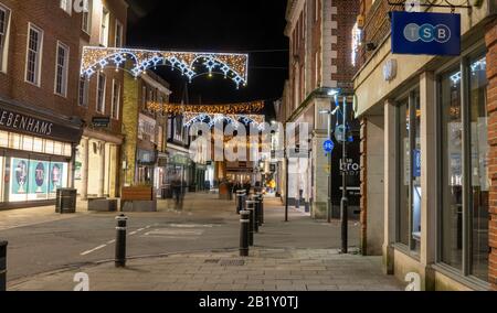 Weihnachten in der Winchester High Street, Winchester, Hampshire, England, Großbritannien Stockfoto