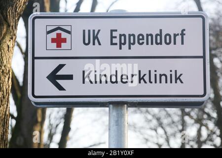 Hamburg, Deutschland. Februar 2020. Ein Wegweiser zeigt den Weg zur pädiatrischen Klinik des Universitätsklinikums Hamburg-Eppendorf (UKE). Erstmals wurde in Hamburg eine Infektion mit dem neuartigen Coronavirus nachgewiesen. Er ist Mitarbeiter der Abteilung für Kinder- und Jugendmedizin an der UKE. Credit: Bodo Marks / dpa / Alamy Live News Stockfoto