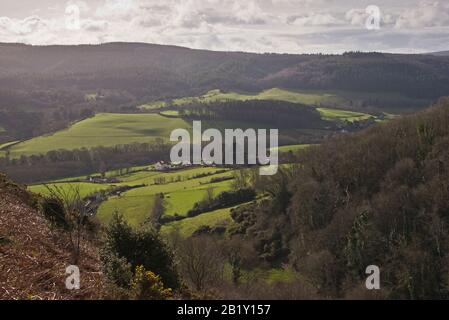 Blick südwärts über die offene Landschaft Richtung Woodcombe und Bratton von High Up Wood Combe, in der Nähe von Minehead im Exmoor-Nationalpark Stockfoto