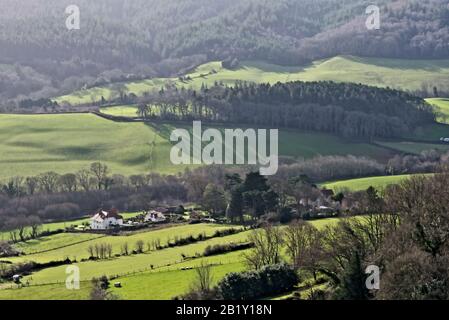 Blick südwärts über die offene Landschaft Richtung Woodcombe und Bratton von High Up Wood Combe, in der Nähe von Minehead im Exmoor-Nationalpark Stockfoto