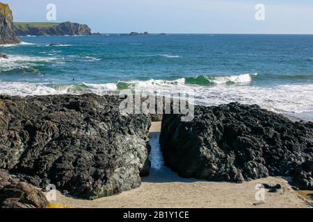 Serpentine Felsformationen am Strand in Kynance Cove, Cornwall, England Stockfoto