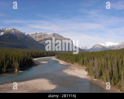 Überqueren Sie einen Fluss entlang des David Thompson Highway in Alberta Canada Stockfoto