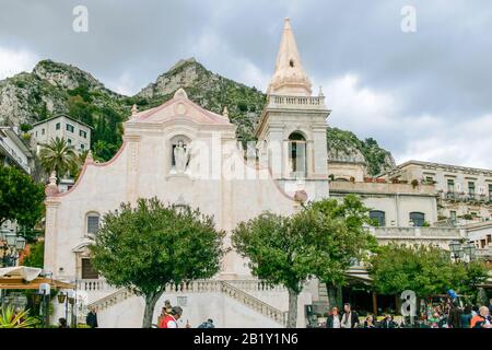 Taormina, Italien - 04. April 2007:Touristen vor der Kirche San Giuseppe, St. Joseph, in Taormina, Sizilien, Italien Stockfoto