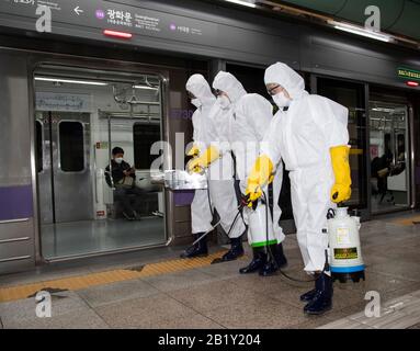 Seoul, Südkorea. Februar 2020. Mitarbeiter desinfizieren den U-Bahnhof Gwanghwamun in Seoul, Südkorea, 28. Februar 2020. Südkorea bestätigte am Freitag 571 weitere Fälle der COVID-19 und erhöhte die Gesamtzahl der Infektionen auf 2.337. Credit: Lee Sang-ho/Xinhua/Alamy Live News Stockfoto