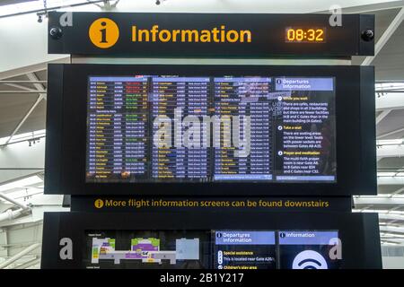 London, England - 27. Mai 2018: Ausflugsinformationsboard am Flughafen London-Heathrow, Benachrichtigung der Passagiere Stockfoto