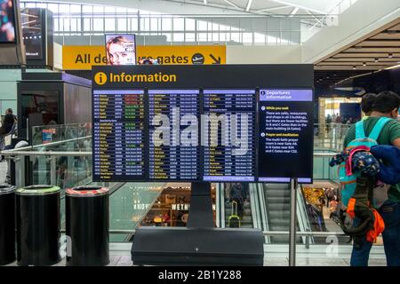 London, England - 27. Mai 2018: Ausflugsinformationsboard am Flughafen London-Heathrow, Benachrichtigung der Passagiere Stockfoto