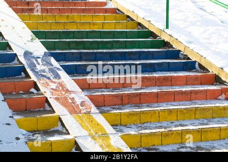 Treppe, die Treads aus Regenbogenmarmorfliesen, Farben im Winter Stockfoto