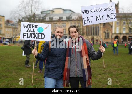 SPRACHE BEACHTEN. Umweltaktivisten versammeln sich vor dem "Bristol Youth Strike 4 Climate Protest" am College Green in Bristol. Stockfoto