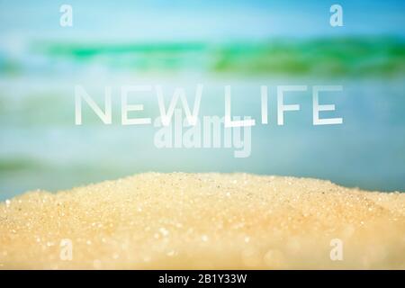 Abstraktions-Sand mit verschwommem Foto von Meer und Wellen. Kopierbereich. Nahaufnahme. Stockfoto