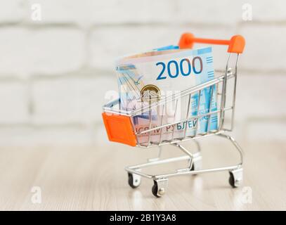 Money.Russian Money, Bills, in einem Warenkorb.The Concept of the Consumer Basket. Stockfoto