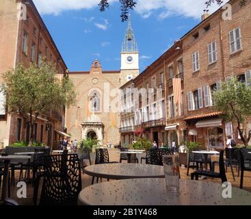 Place Léon Gambetta, mit Blick auf die Kathedrale Saint-Jean-Baptiste, Perpignan, Frankreich Stockfoto