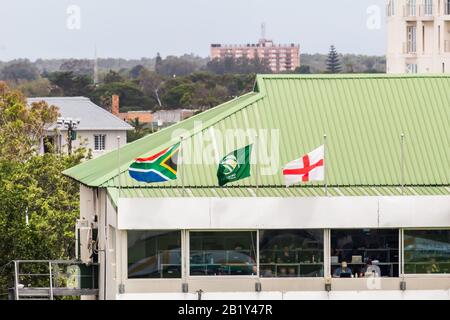 Port ELIZABETH, SÜDAFRIKA - 17. JANUAR 2020: Blick auf Südafrika, Cricket Südafrika und englische Flaggen auf dem St Georges Park Cricket Ground Stockfoto