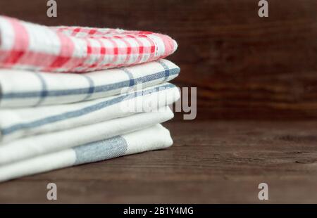 Küchenhandtücher auf einem Holzhintergrund mit einer Kopie des Raums Stockfoto