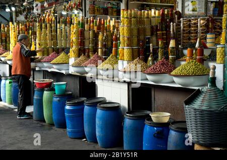 Gewürzstallhändler am Jemaa el-Fnaa Platz und Marktplatz in Marrakesch, Marokko Stockfoto