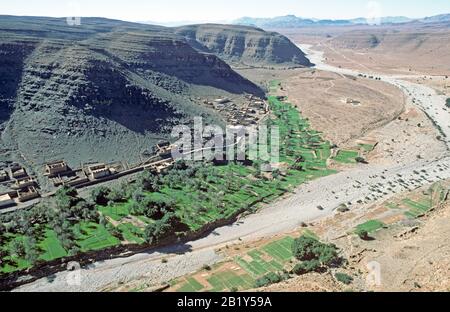 Blick vom hohen alten Getreidespeicher (Agadir) über die Wüstenoase Berber Dorf Amtoudi in der Wüste von Südmarokko. Stockfoto