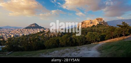 Ikonischer Parthenon-Tempel auf der Akropolis von Athen, Griechenland Stockfoto