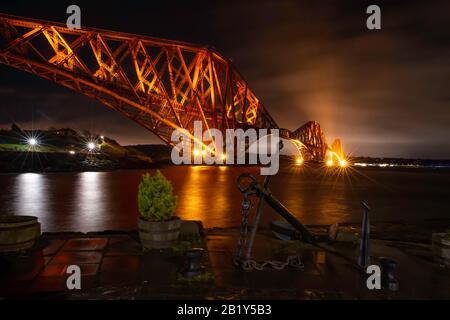 Ikonische Forth Rail Bridge bei Nacht mit Beleuchtung Stockfoto