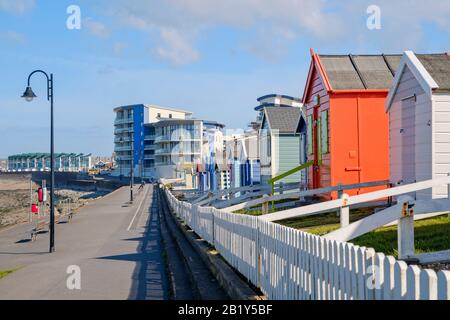 Bunte Strandhütten an der Promenade in Westward Ho!, neben Meer und Strand, Urlaubsziel, Eimer und Spaten Urlaub, Küstenleben, Norden Stockfoto