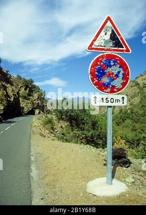 Schießen Sie durch Verkehrszeichen, Vandalismus, Freiheitszeichen, Separatismus, Korsika, Frankreich Stockfoto