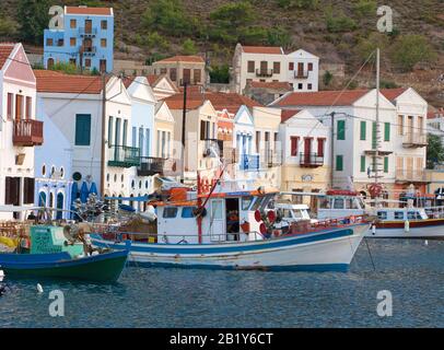 Abendstimmung auf der Insel Meis, auch Kastellorizo genannt, Fischerboote im Hafen, Insel Meis, Griechenland Stockfoto