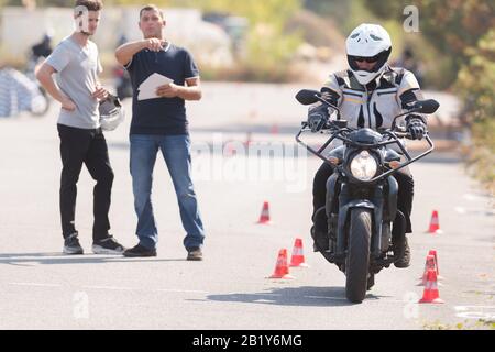 Motorradfahrer während der Fahrstunde auf dem motorrad Stockfoto