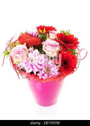 Blumenstrauß mit rosa Rosen, redd gerber und lila Dahlienblüten und herzförmigem Schmuck in einer Vase isoliert auf weißem Hintergrund Stockfoto