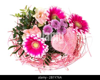 Blumenstrauß mit rosa Gerber-, Rose- und Dahlienblüten und herzförmigem Schmuck, hochwinkelig, isoliert auf weißem Grund Stockfoto