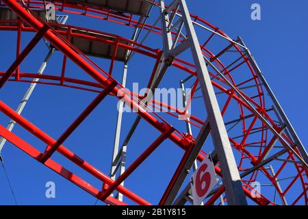 HINTERGRUNDBILDER VON ACHTERBAHN, BRITISCHEM BADEORT, SOMMERSPASS UND BRITISCHEM KULTURERBE Stockfoto