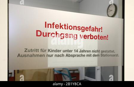 Rostock, Deutschland. Februar 2020. "Infektionsrisiko! Kein Eintrag" ist auf der Tür zur Abteilung für Tropenmedizin, Infektionskrankheiten und Nephrologie am Zentrum für Innere Medizin des Universitätsklinikums Rostock zu finden, wo Covid-19-Patienten in speziell vorbereiteten Räumen untergebracht und behandelt werden sollen. Credit: Bernd Wüstneck / dpa-Zentralbild / dpa / Alamy Live News Stockfoto