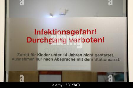 Rostock, Deutschland. Februar 2020. "Infektionsrisiko! Kein Eintrag" ist auf der Tür zur Abteilung für Tropenmedizin, Infektionskrankheiten und Nephrologie am Zentrum für Innere Medizin des Universitätsklinikums Rostock zu finden, wo Covid-19-Patienten in speziell vorbereiteten Räumen untergebracht und behandelt werden sollen. Credit: Bernd Wüstneck / dpa-Zentralbild / dpa / Alamy Live News Stockfoto