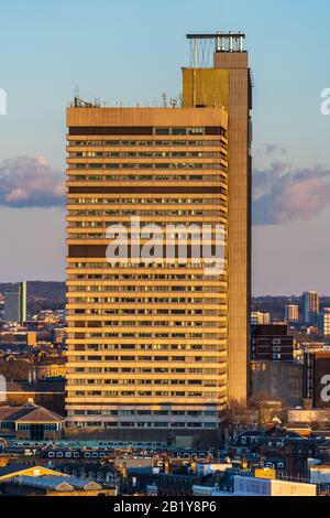 Guy's Tower - Guys Hospital Tower in South London. Eines der größten Krankenhausgebäude der Welt. 1974 Erbaut, Architekten Watkins Gray. Stockfoto