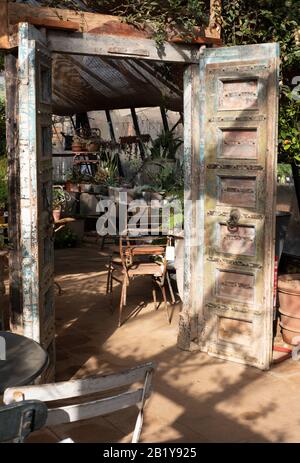 Café im Gewächshaus in den Petersham-Kindergärten in Richmond, West London. Stockfoto