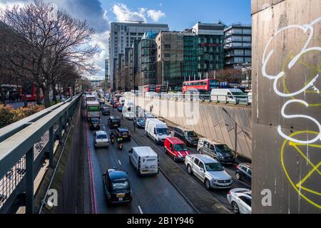 Euston Road Unterführung - Stundentakt für Staus, um die Euston Rd Unterführung in Central London zu betreten und zu verlassen. Stockfoto
