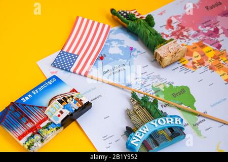 USA-Flagge und Magnete aus New york und san francisco über Weltkarte mit Pins, Reisekonzept, Reiseziel nach Amerika, Vereinigte Staaten Stockfoto