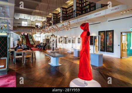 Wellcome Collection - Lesesaal. Der Lesesaal auf Ebene 2 der Wellcome Collection auf der Euston Rd London. Eine innovative Mischung aus Bibliothek und Museum. Stockfoto