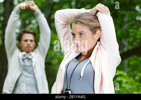 Ein Paar, das sich vor dem Joggen aufwärmt Stockfoto