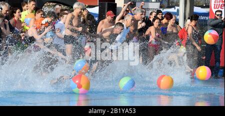 Karlsruhe, Deutschland. Februar 2020. Besucher des Freibads "Sonnenbad" springen zur Eröffnung des Freibads ins Wasser des Pools. Sonnenbaden ist laut dem städtischen Badeverband bundesweit der Beginn aller reinen Freibäder. Die Saison endet dann erst am 1. Advent. Das Wasser wird je nach Witterung bis zu 28 Grad erhitzt. Credit: Uli Deck / dpa / Alamy Live News Stockfoto