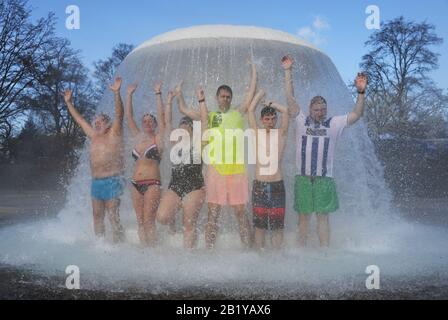 Karlsruhe, Deutschland. Februar 2020. Besucher des Freibads "Sonnenbad" stehen bei der Eröffnung des Freibads unter einem Wasserpilz. Sonnenbaden ist laut dem städtischen Badeverband bundesweit der Beginn aller reinen Freibäder. Die Saison endet dann erst am 1. Advent. Das Wasser wird je nach Witterung bis zu 28 Grad erhitzt. Credit: Uli Deck / dpa / Alamy Live News Stockfoto