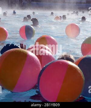 Karlsruhe, Deutschland. Februar 2020. Besucher des Freibads "Sonnenbad" schwimmen bei der Eröffnung des Freibads durch das Wasser des Pools. Sonnenbaden ist laut dem städtischen Badeverband bundesweit der Beginn aller reinen Freibäder. Die Saison endet dann erst am 1. Advent. Das Wasser wird je nach Witterung bis zu 28 Grad erhitzt. Credit: Uli Deck / dpa / Alamy Live News Stockfoto