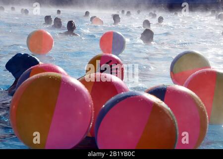 Karlsruhe, Deutschland. Februar 2020. Besucher des Freibads "Sonnenbad" schwimmen bei der Eröffnung des Freibads durch das Wasser des Pools. Sonnenbaden ist laut dem städtischen Badeverband bundesweit der Beginn aller reinen Freibäder. Die Saison endet dann erst am 1. Advent. Das Wasser wird je nach Witterung bis zu 28 Grad erhitzt. Credit: Uli Deck / dpa / Alamy Live News Stockfoto