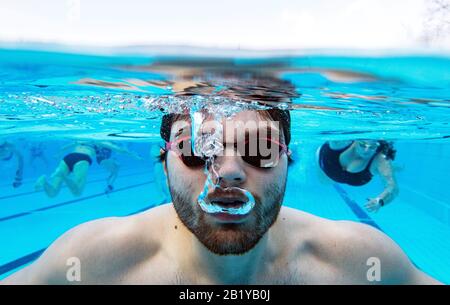 Karlsruhe, Deutschland. Februar 2020. Nicolas Kawerau, Besucher des Freibads "Sonnenbad", schwimmt bei der Eröffnung des Freibads durch das Wasser des Pools. Sonnenbaden ist laut dem städtischen Badeverband bundesweit der Beginn aller reinen Freibäder. Die Saison endet dann erst am 1. Advent. Das Wasser wird je nach Witterung bis zu 28 Grad erhitzt. Credit: Uli Deck / dpa / Alamy Live News Stockfoto