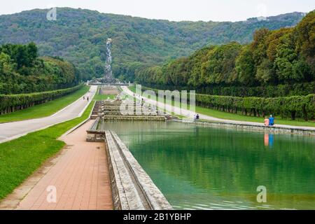 Blick auf die Kaskade der Wasserfälle im Schlosspark in Caserta, Italien. Stockfoto