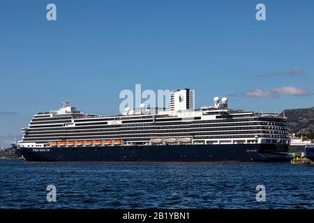 Kreuzfahrtschiff Nieuw Statendam am Terminal Jekteviken im Hafen von Bergen, Norwegen. Stockfoto