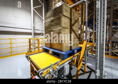 Peking, CHINA - 03. JUNI 2019: Moderne Automatisierung der Lagerproduktion in China. Stockfoto